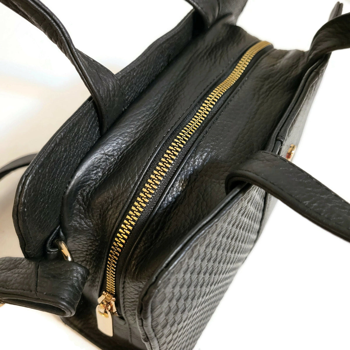Handmade Black Leather Shoulder Bag: Minimalist Zipper Handbag