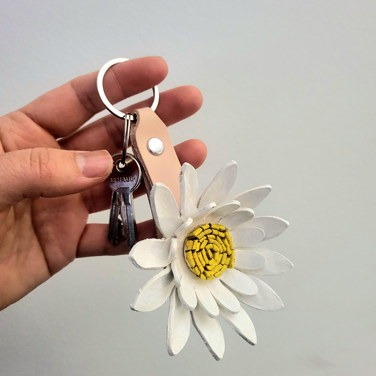 White Leather Sunflower  Keychain – White Floral Accessory with Metal Ring – Gift for Women, Personalized