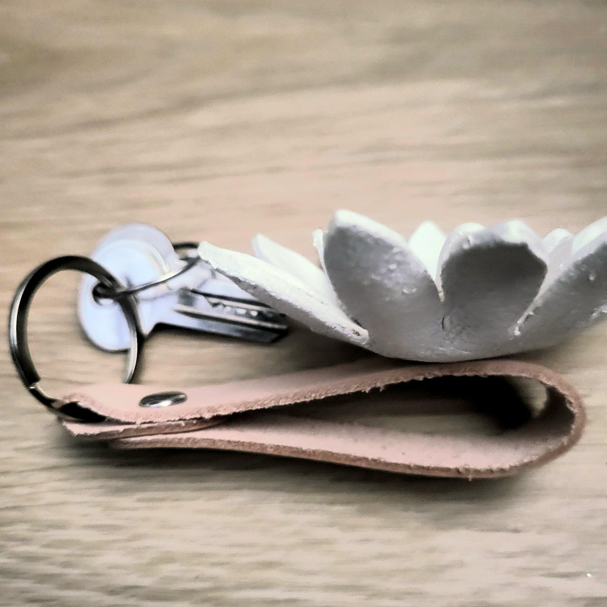 White Leather Sunflower  Keychain – White Floral Accessory with Metal Ring – Gift for Women, Personalized