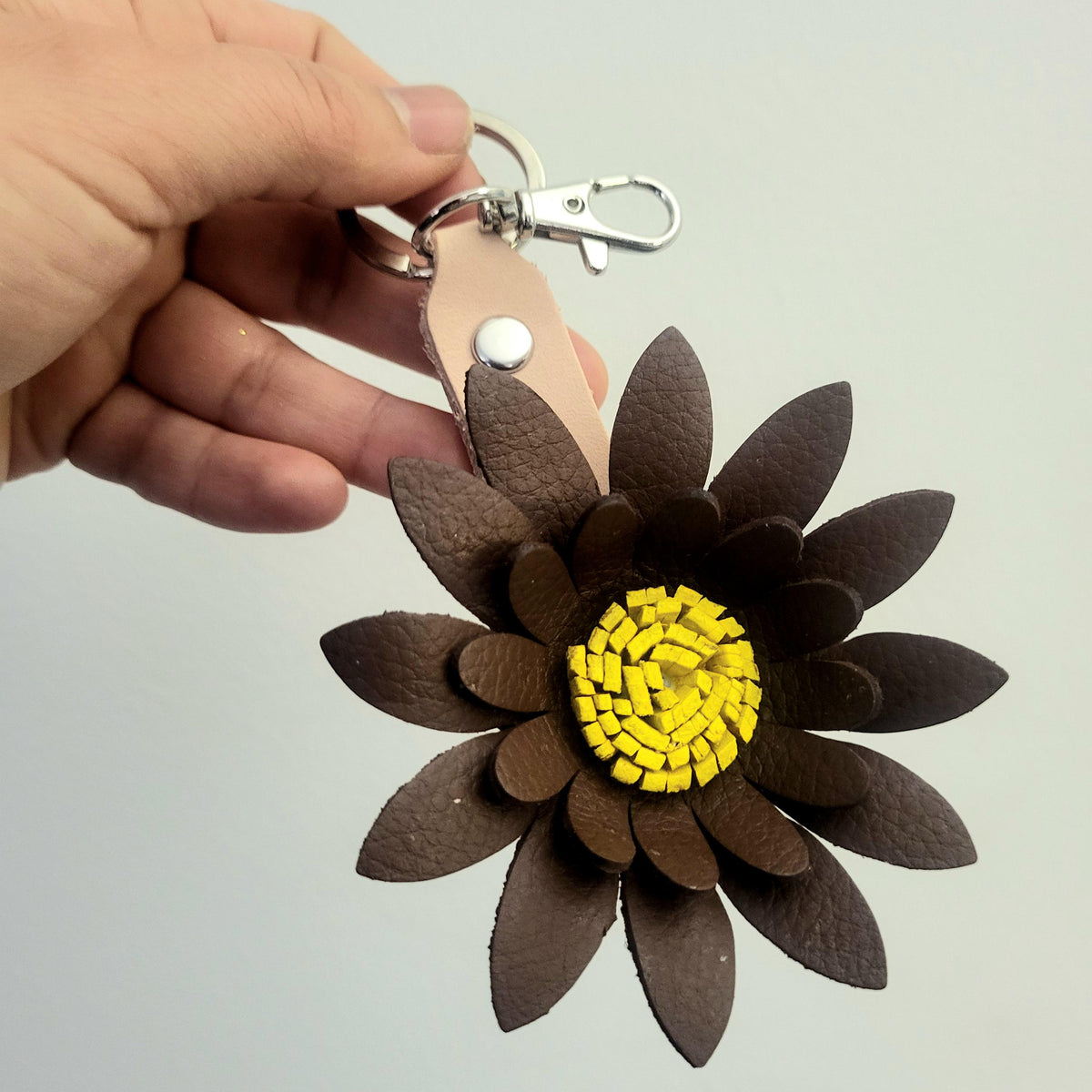 Brown Leather Flower Keychain – Handmade Bag Charm – Rustic Floral Gift for Her