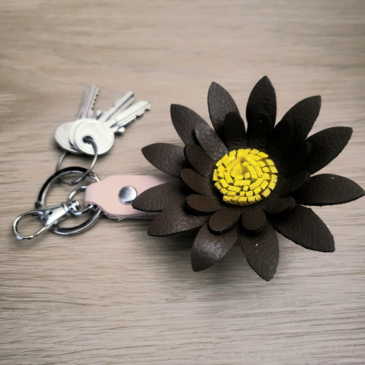 Brown Leather Flower Keychain – Handmade Bag Charm – Rustic Floral Gift for Her
