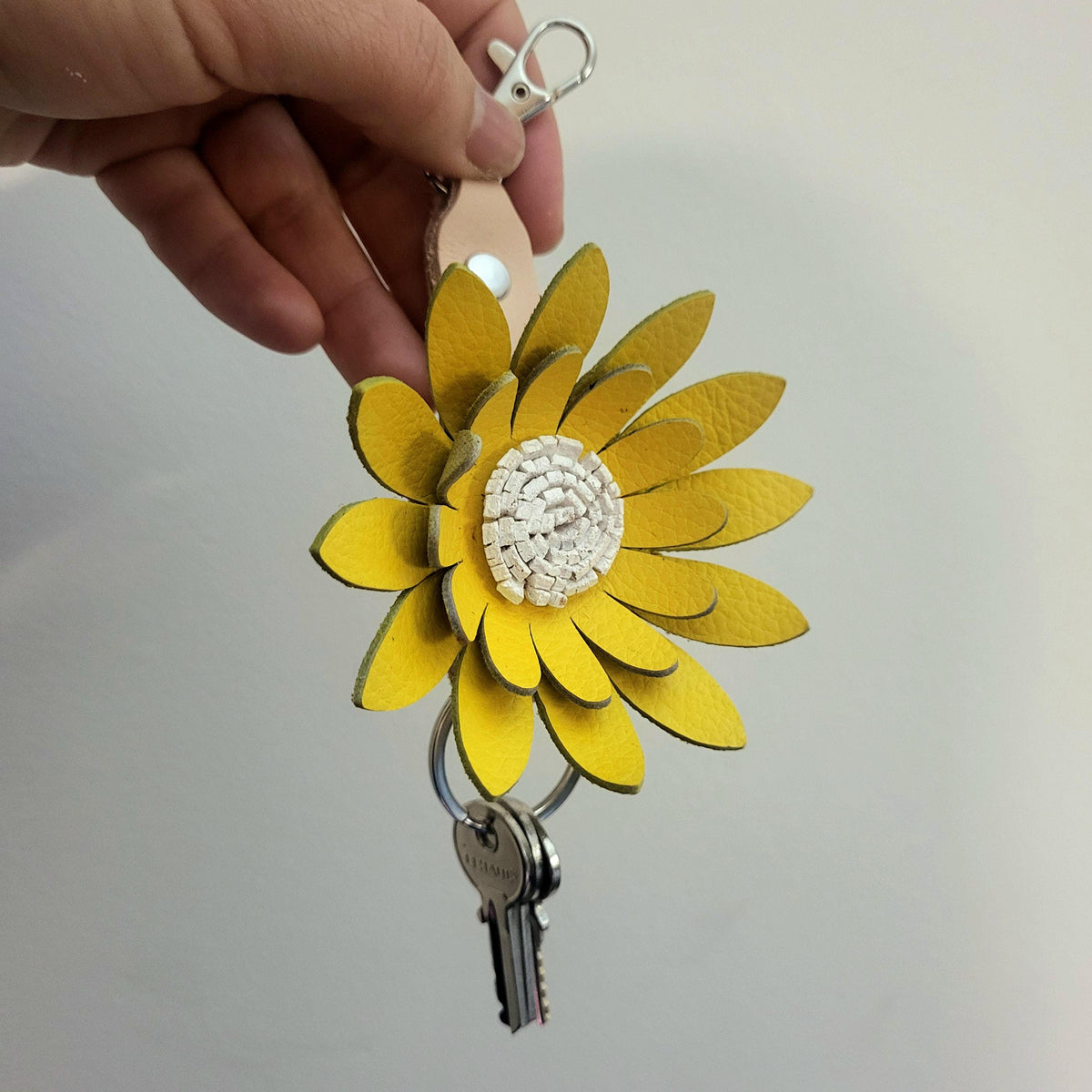 Sunflower Leather Keychain – Handmade Floral Bag Charm – Personalized Gift for Her