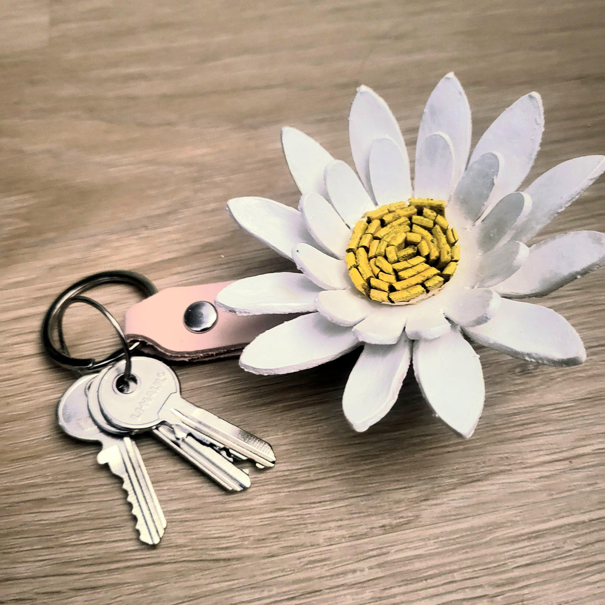 White Leather Sunflower  Keychain – White Floral Accessory with Metal Ring – Gift for Women, Personalized