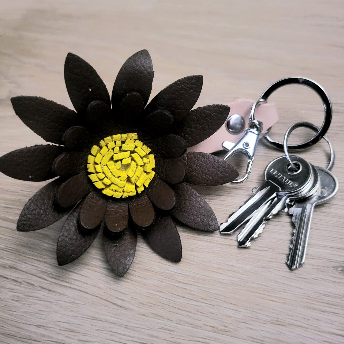 Brown Leather Flower Keychain – Handmade Bag Charm – Rustic Floral Gift for Her