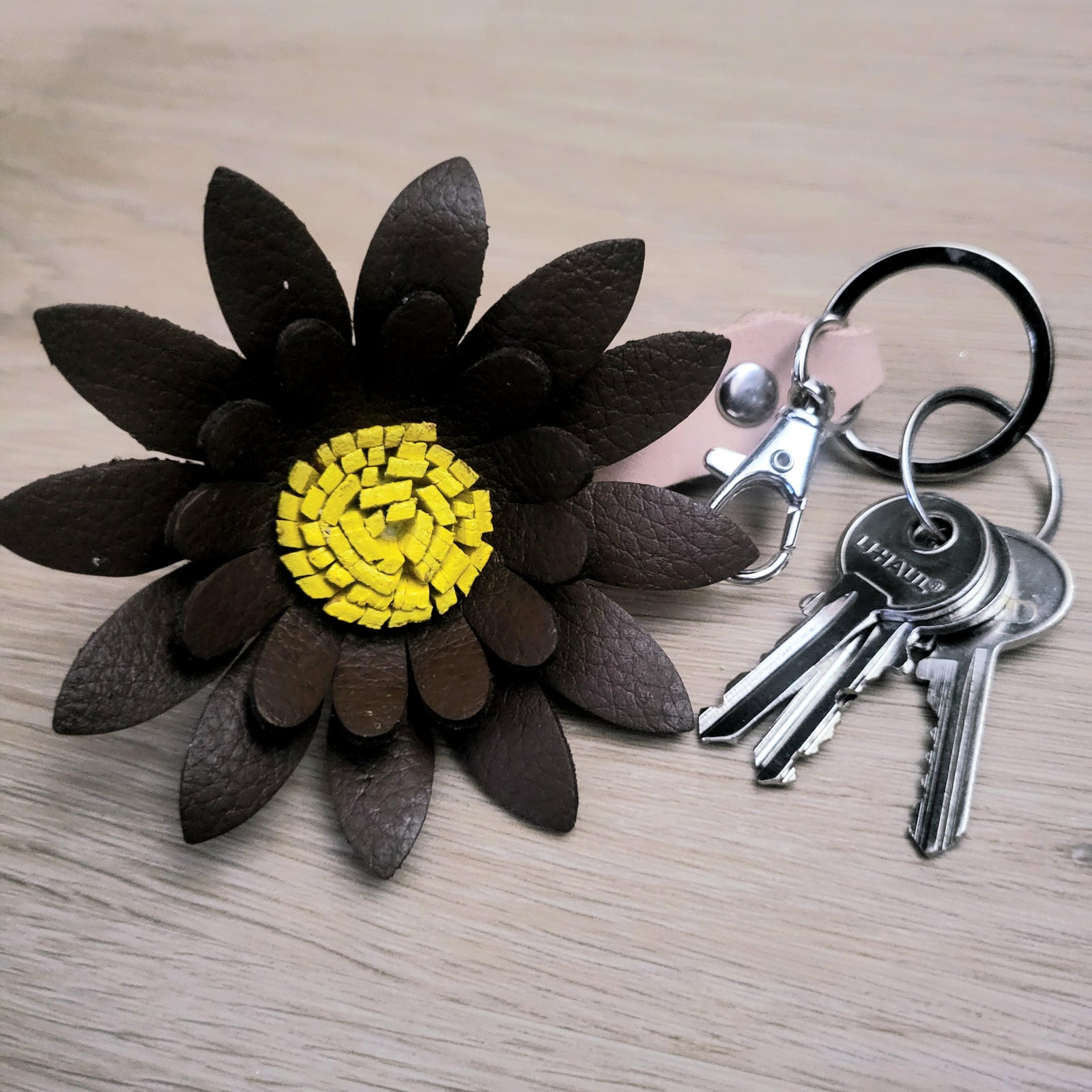 Brown Leather Flower Keychain – Handmade Bag Charm – Rustic Floral Gift for Her