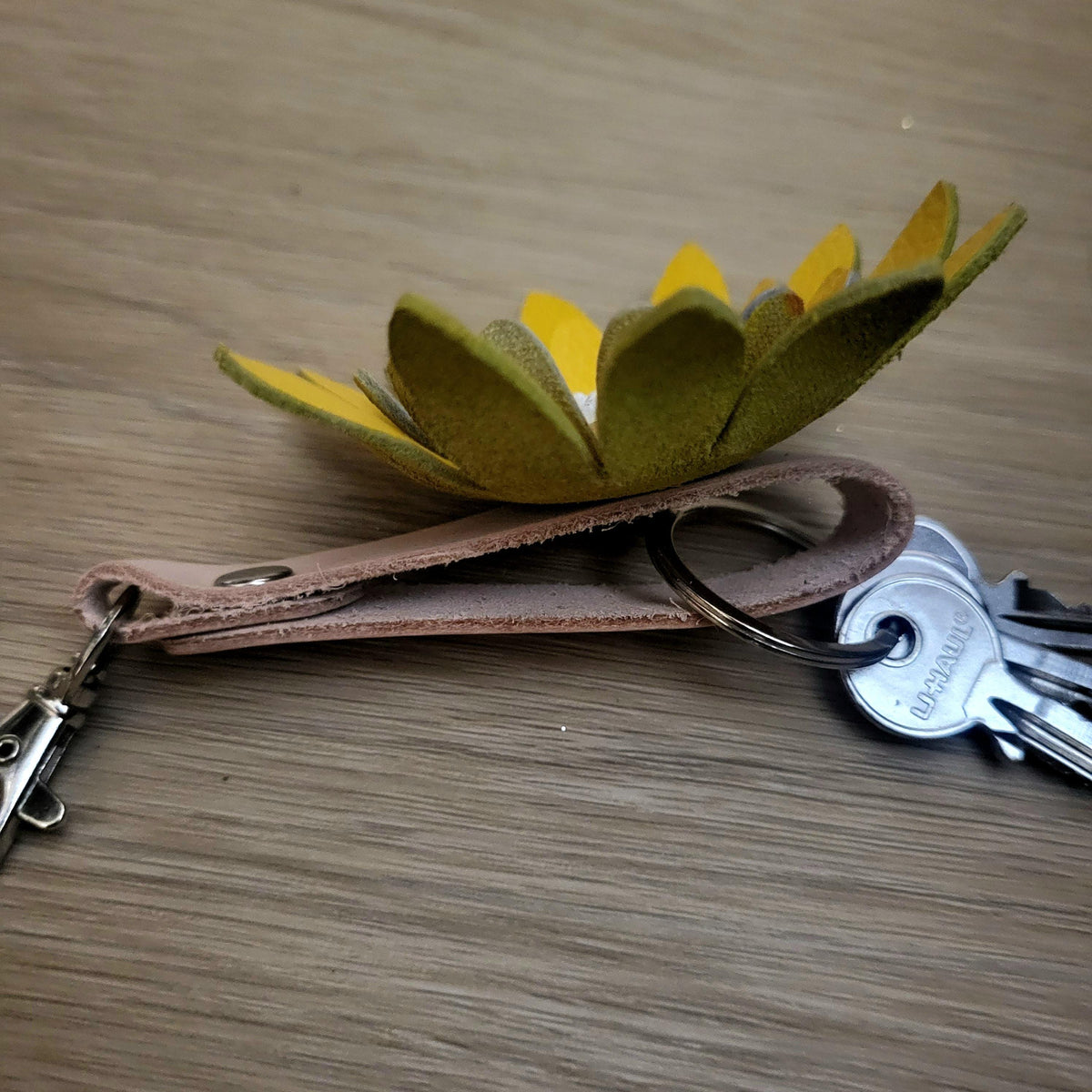 Sunflower Leather Keychain – Handmade Floral Bag Charm – Personalized Gift for Her